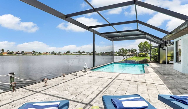 Escape to 80 ft Waterfront Luxury, Private Pier, Heated Pool, Jacuzzi, Bicycles!