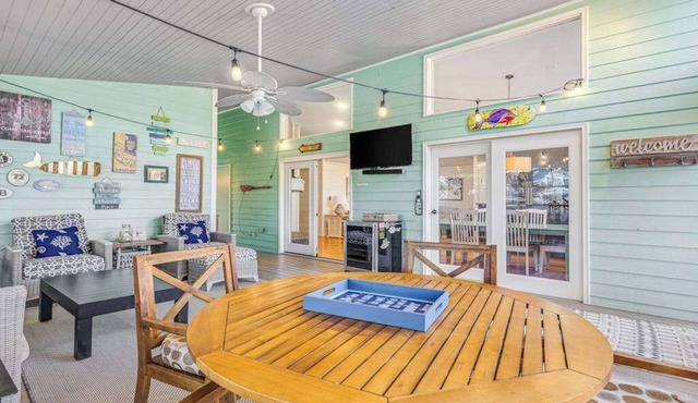 Experience Classic Dewey Charm at This Coastal Retreat with Hot Tub