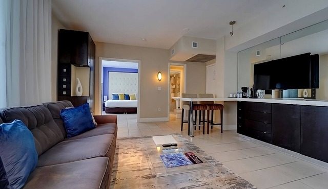 Explore Miami Beach in Style! Evening entertainment, Art galleries!