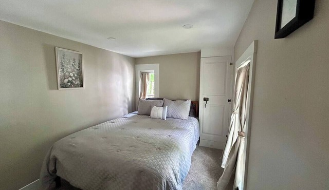 Fabulous 1-bedroom cottage with AC in Bolton Landing