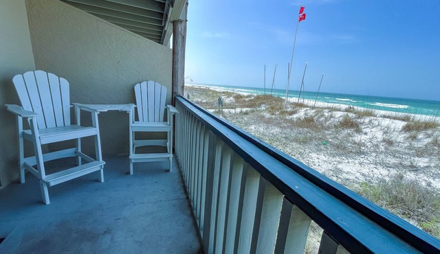 Fabulous 1BR Condo with amazing beach views sleeps 4. Park by door. Pool.