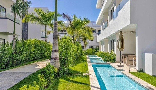 Family-Friendly White Sands 2BR - Private Pool, Fast Wi-Fi, Near Beach