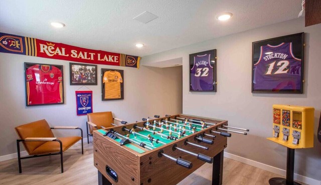 Family Getaway | Hot Tub + Trampoline + Fire Pit + Foosball