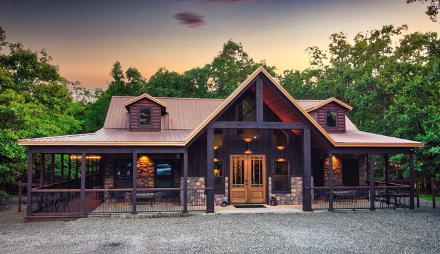 Family Lodge: 5 King Beds Hot Tub Game Deck Boat Parking