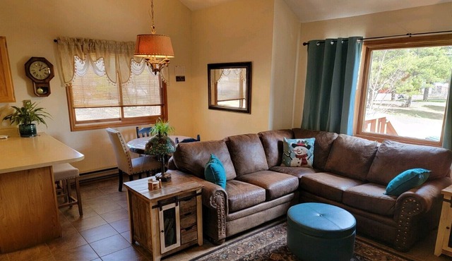 Family Retreat across from Lake, end unit w/ deck/yard, easy access launch boats