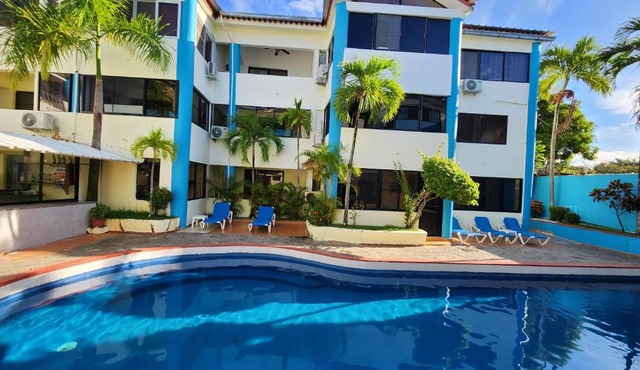 Full size 2 bedrooom 2 bath condo split