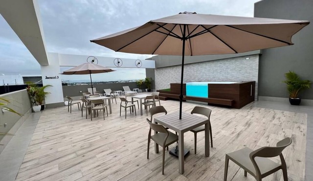 GABBY'S SKY APARTMENT WITH JACUZZ+GYM @EVARISTO