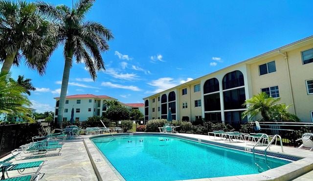 GOLF INCLUDED! Charming 1st Floor Condo; 1.5 miles to Naples’ Beaches