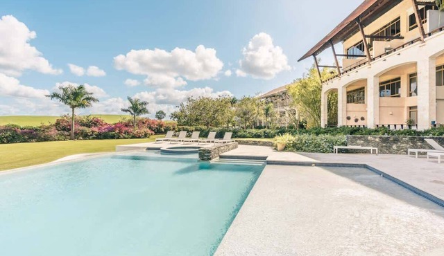 Golf-View Luxury Apartment w/Pool Access