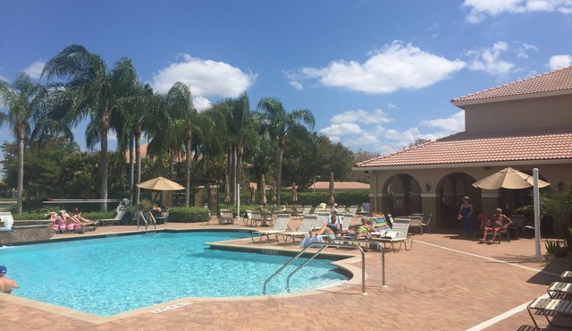 Gorgeous 3-bedroom condo in desirable Huntington Lakes community in North Naples
