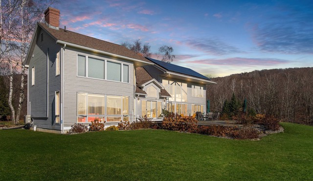 Green Mountains Retreat | Luminous Rooms + Wet Bar