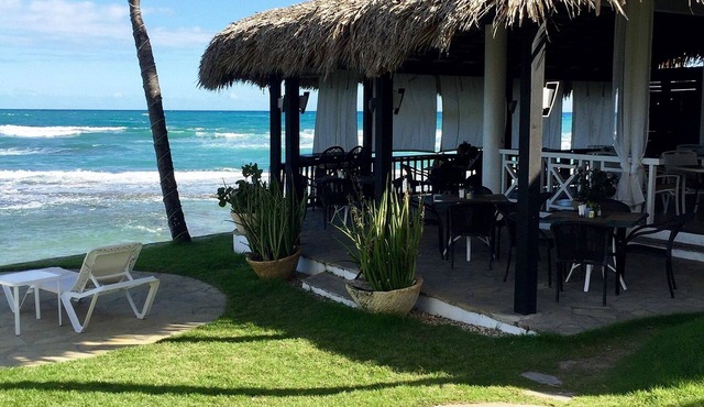 Guest-friendly room in beachfront resort, pool/cable TV/Wi-fi/fridge, near all