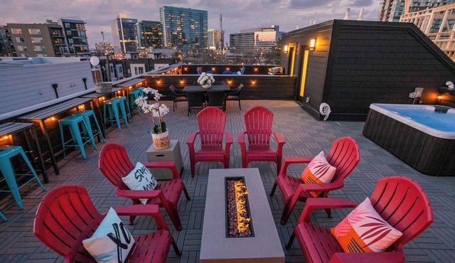 GULCH HOME - HOT TUB - ROOF TOP - WALKABLE