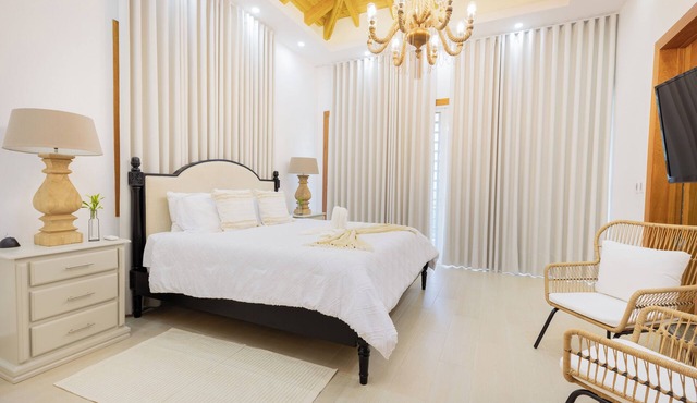 Hermosa villa rodeada de montañas, Combina elegancia moderna con la naturaleza.