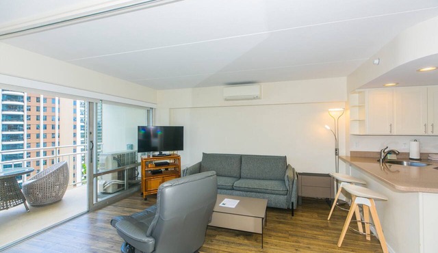 Ilikai 1 Bedroom Deluxe Lagoon View, Minutes to the Beach!