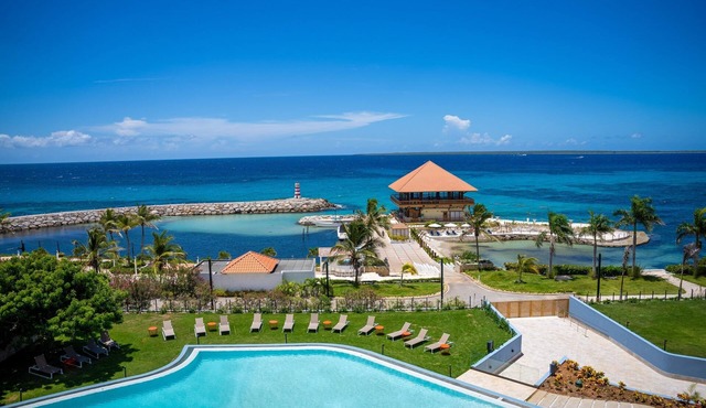 King Room w/Ocean View Balcony, Outside Pool, Free Parking & Near the Beach