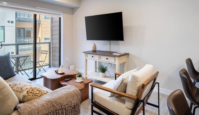 Landing | Chic 1BD, Courtyard, Clubhouse