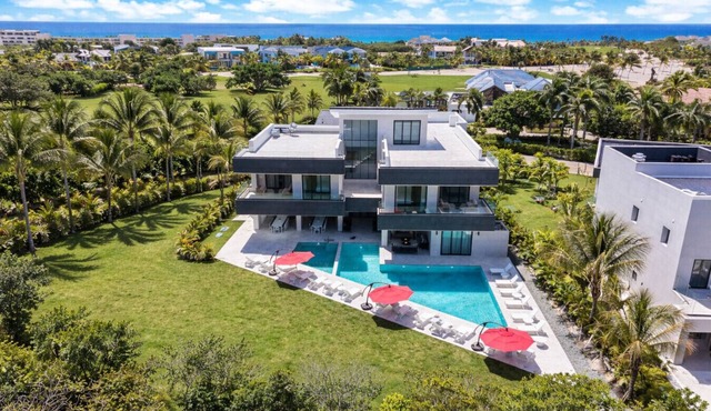 Las Palmas 3: Luxury retreat w/pool, Jacuzzi, games, golf carts & full staff