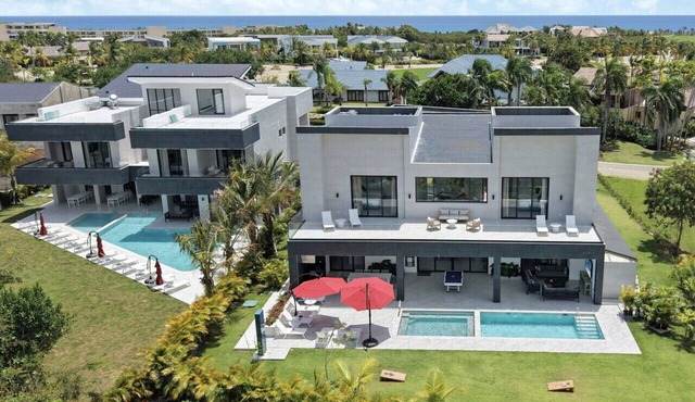 Las Palmas Mansion: Exclusive luxury retreat w/pools, Jacuzzis, games, staff & golf carts