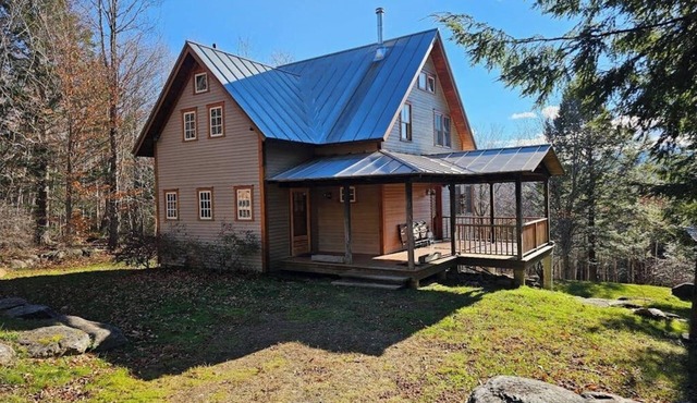 Light-filled retreat in Mad River Valley with internet & deck