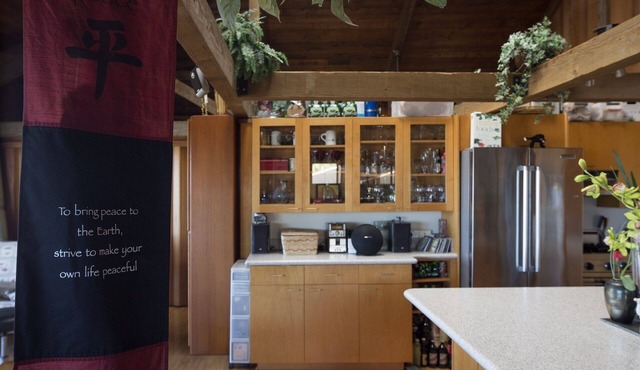 Live Local Redwood Pole house panaramic Ocean views quiet convienent nbrhood