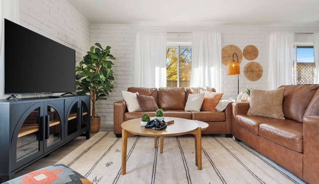 LOCATION! Walkable Uptown Retreat Hot Tub, Fire Pit & Games!