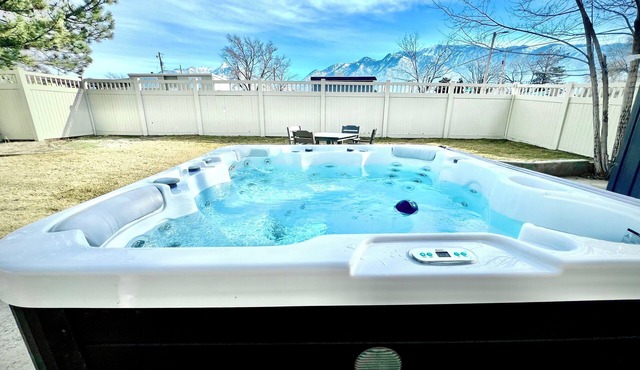 Luxe 5 BR Family Friendly Oasis-5 King Beds-Hot Tub-Fire Pit-Ski-Hike-Yard Games