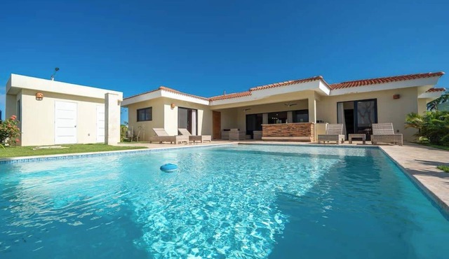 Luxury 3-bedroom villa in Casa Linda.