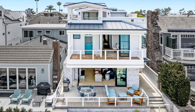 Luxury 4 bedroom, 5 bath home on E. Bayfront, Little Balboa Island
