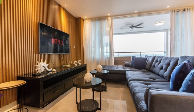 Luxury | Beachfront| Amazing View| 11th Floor!