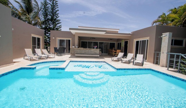 Luxury Caribbean 5BR Villa – Private Pool, BBQ & Ocean Breezes