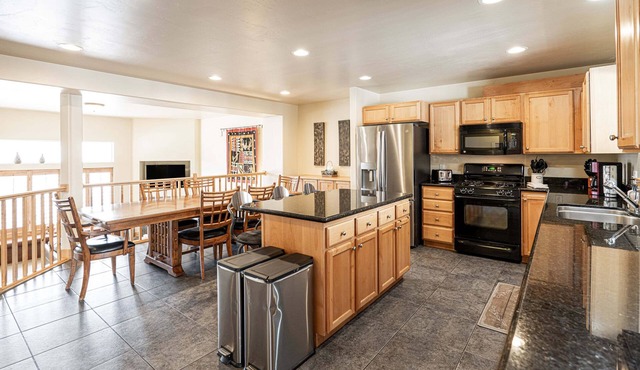 Luxury Community Amenities, Central Location, Private Hot Tub & Pet-Friendly!