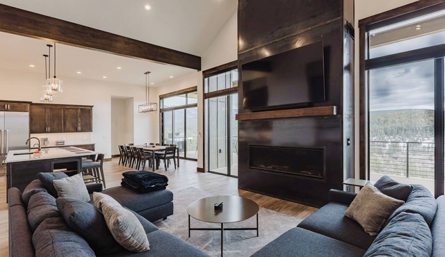 Luxury Listing | A/C, Hot Tub, Close to Skiing, Incredible Mountain Views