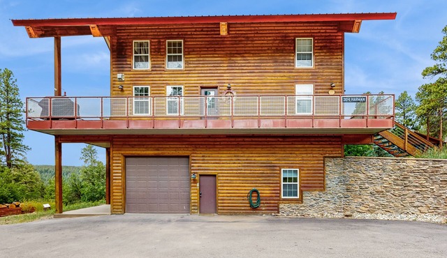 Luxury log cabin w/wraparound deck, Dog-Friendly near Hot Springs and Wolf Creek