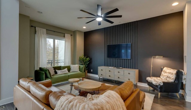 Luxury Townhome! Rooftop/Game Room! Near Broadway!