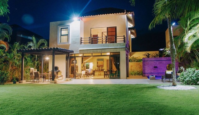 Luxury Villa w/HUGE backyard & Private pool