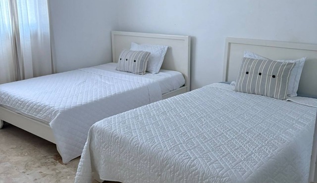 Luxury villa with Jacuzzi and BBQ 150 meters from the beach