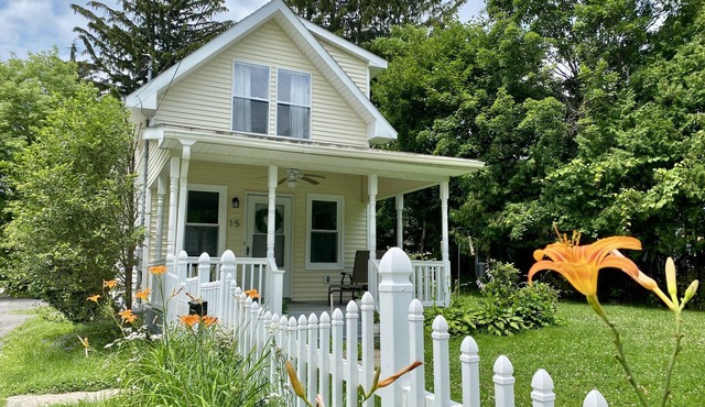 Lydia’s - 10 min walk to Broadway! Modern, Porch, Enclosed Lawn, Private