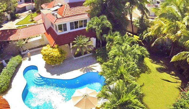 Massive 9BR Estate, 2 Pools, Jacuzzi, Free Pickup