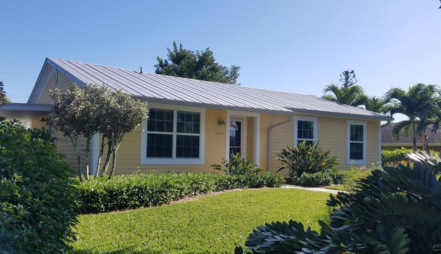 Modern Coastal Cottage 1.5 miles to Beach