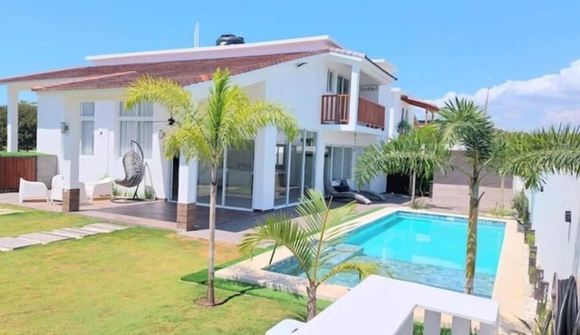 Modern Villa by the Beach, Private Pool, Wifi, AC, @drvacationsrental