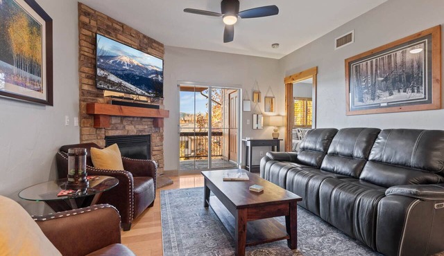 Moose Mgmt at Bear Hollow 3307 Scenic View-King Bed-AC-Fans-Pool-Dogs Welcome