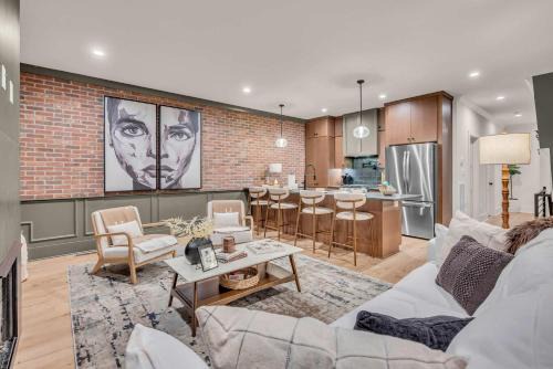 New 2 Luxe Townhomes with Rooftops Sleeps 24