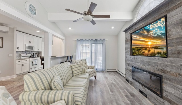 Newly remodeled Crocus by the Sea Side Cottage close to everything & first floor