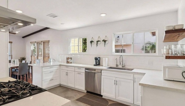 Ocean Beach Compound, Walk to Beach, Sleeps 19, Driveway and 3 parking garages