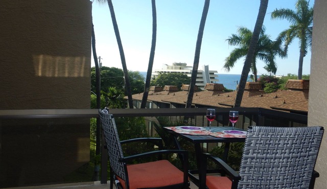 Ocean Views, Walk to beach and town. AC, Huge lanai