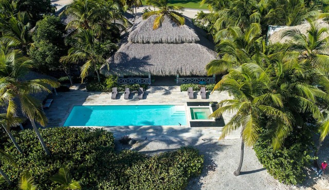 Oceanfront Caleton villa with big pool, butler and golf cart