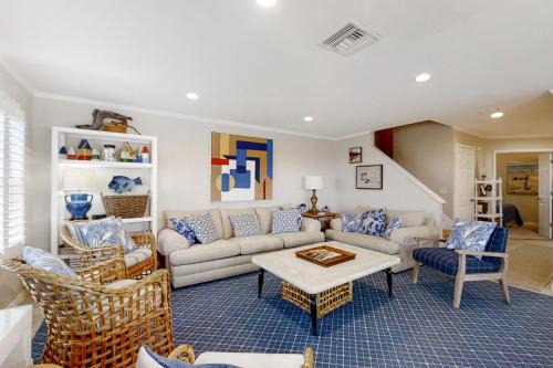 Oceanfront townhome with lovely ocean view, pool, fast WiFi & W/D