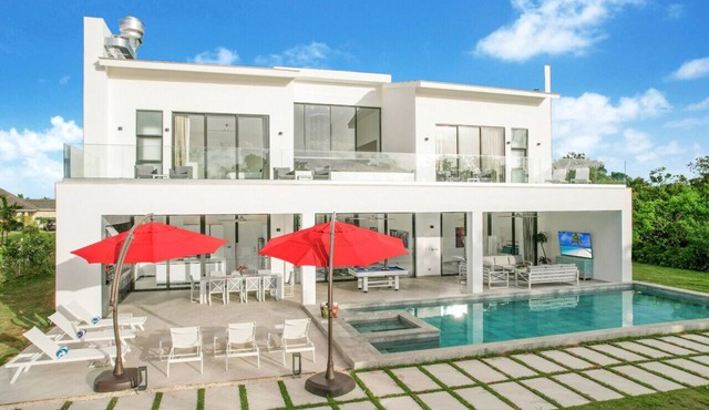 Palmas 16: NEW luxury villa w/pool, Jacuzzi, pool table, full staff & golf cart
