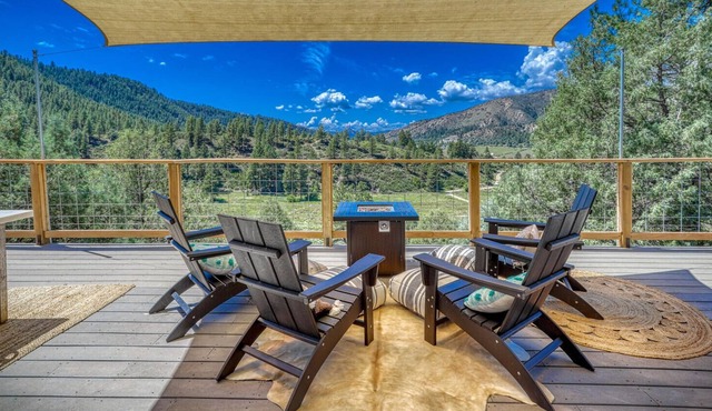 PANORAMIC CHIMNEY ROCK VIEWS